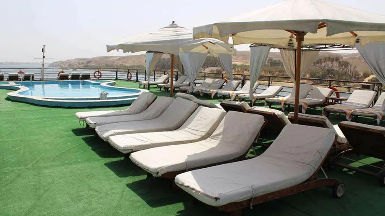 رحلة الباخرة نايل دولفين